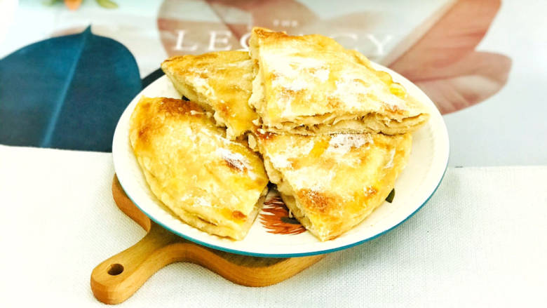 奶酪酥饼,一切为四,装盘食用吧