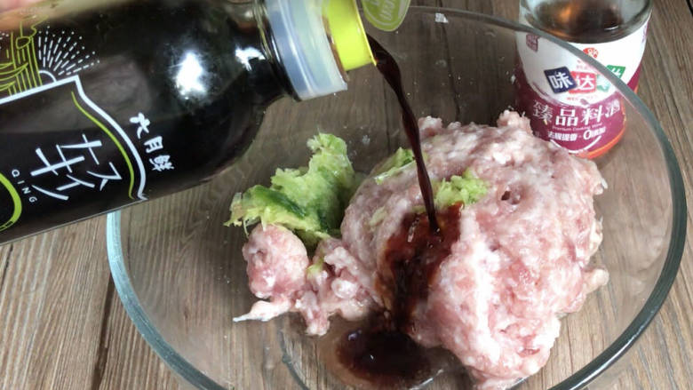 书中自有黄金屋,放入肉末中,加入<a style='color:red;display:inline-block;' href='/shicai/ 718'>料酒</a>和轻盐酱油 ,搅拌均匀