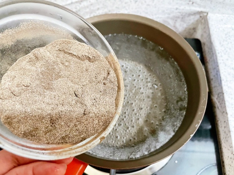 芒果芋圆烧仙草,先制作仙草冻:锅中加入1000克清水,煮开后加入仙草粉
