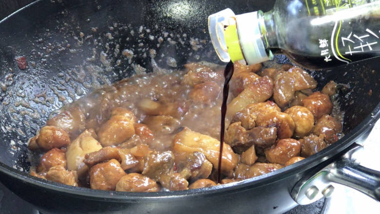 鹌鹑蛋红烧肉,5分钟后打开锅盖,拌匀,淋入轻盐酱油拌匀