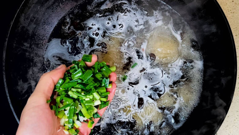羊肉泡馍,大火煮沸,加入一把葱花