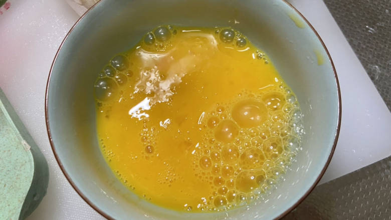 韭菜豆芽炒粉丝➕韭菜豆芽鸡蛋炒粉条,鸡蛋打散,加少许盐搅拌成均匀蛋液
