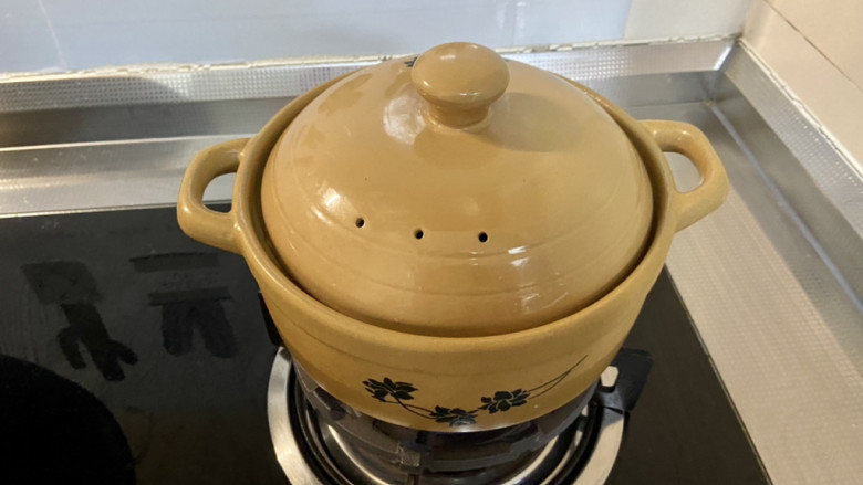 芋头焖牛腩,转到砂锅中,小火加盖炖煮40分钟