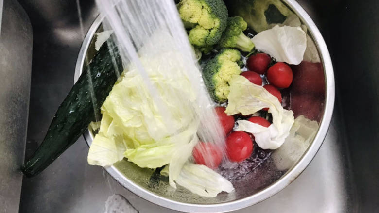 鸡胸肉蔬菜沙拉,将这些蔬菜浸泡洗净;