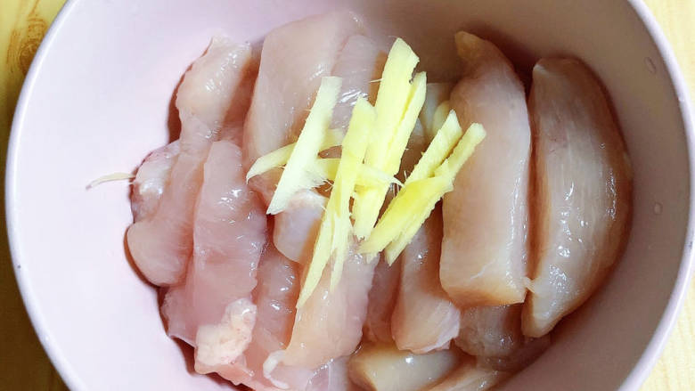 鸡胸肉蔬菜沙拉,鸡胸肉切成长条状,加入姜丝。