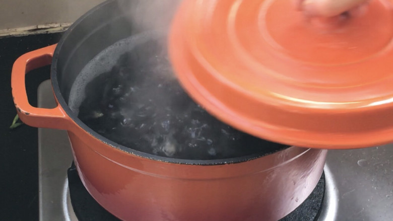 银耳双米粥,盖上锅盖,转小火煮1小时左右