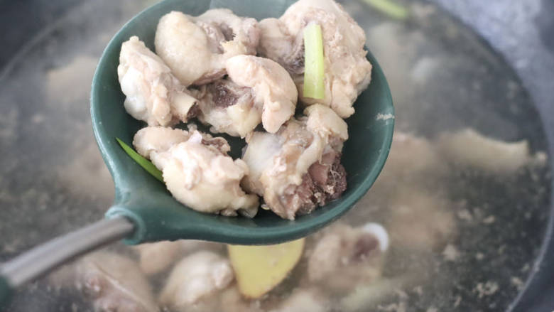 虫草花鸡汤,大火烧开后,撇去浮末煮5分钟捞出洗净。