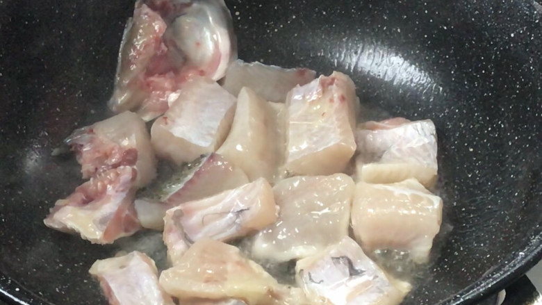红烧草鱼块,热锅放入食用油,放入鱼块,中火煎