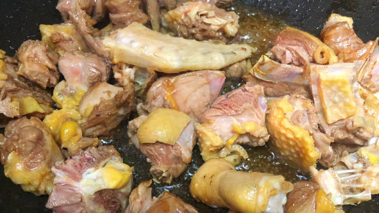 红烧鸭块,加入鸭肉,大火翻炒