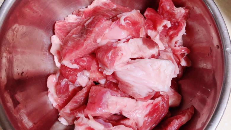 白菜烩小酥肉,准备好<a style='color:red;display:inline-block;' href='/shicai/ 11240'>梅花肉</a>,切成4-5mm的肉片。