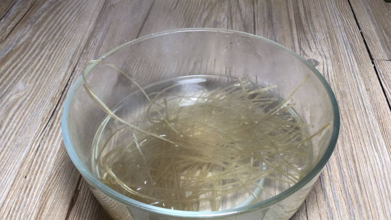 包菜粉丝炒鸡蛋,粉丝用沸水冲泡,盖上盖子焖15分钟以上
