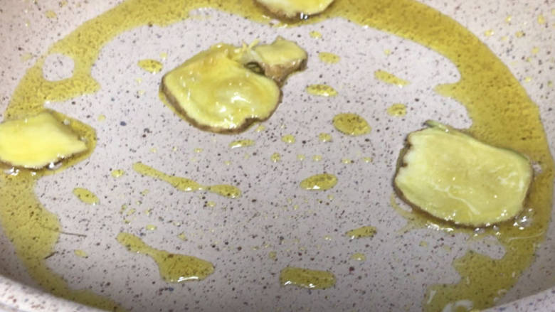 豌豆鸡蛋汤面,就着油锅,放入姜片炒香