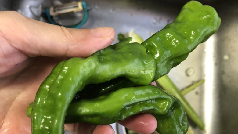 糖醋茭白,准备几个青椒,去籽去蒂清洗干净,切成丝