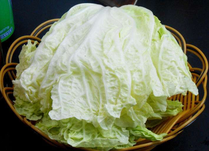 素炒白菜,白菜我更喜欢挑选这种叶子黄绿色的,口感比较甘甜。