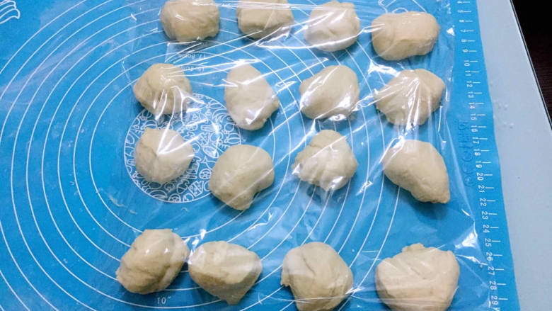 淡奶油小餐包,取出面团按压排气揉均匀后均匀分成16份,盖上保鲜膜醒发15分钟