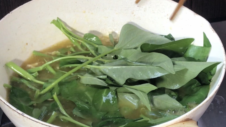 酸汤肉片,放入青菜,拌匀煮至断生
