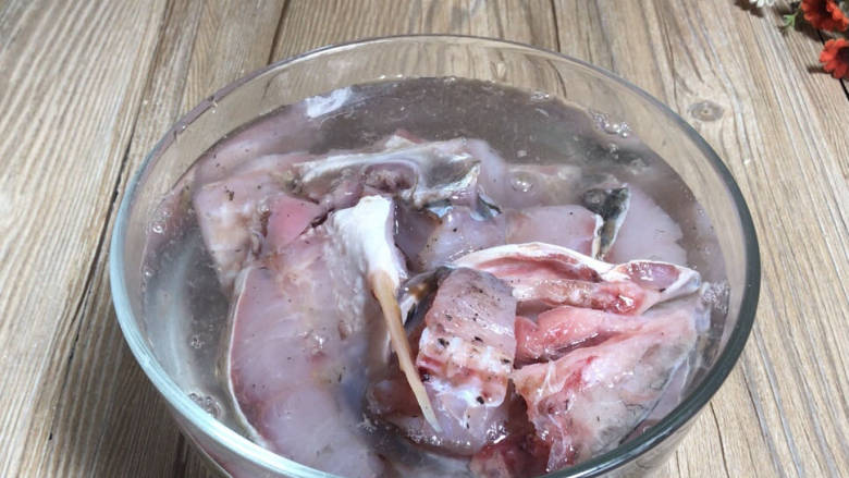 香煎糍粑鱼,3天后取出腌制好的鱼块,洗净沥干水分备用