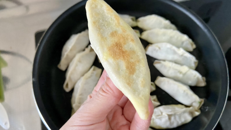 牛肉锅贴➕牛肉芹菜锅贴,加盖,小火煎到生煎底部定型焦黄
