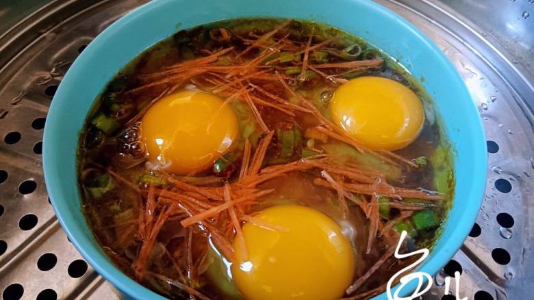 酱卧鸡蛋,撒胡萝卜丝,入蒸锅,上汽后中火蒸5分钟
