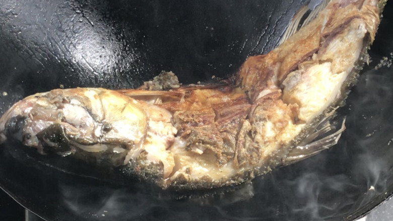子姜烧全鱼,将全鱼煎至焦香味,翻面,煎至两面焦香
