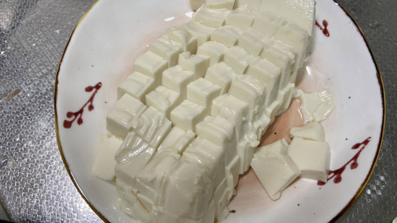 三文鱼豆腐羹➕三文鱼头豆腐羹,内脂豆腐去外包装,切小块