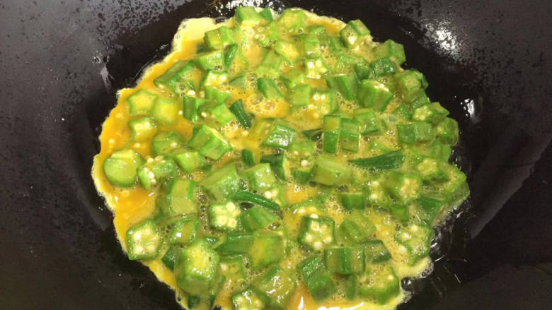 秋葵炒蛋,倒入鸡蛋液,煎炒