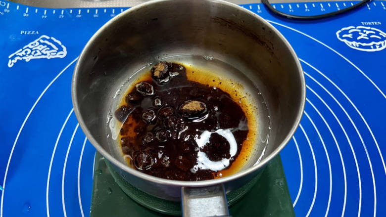 红糖豆腐脑,趁静置的时间来准备红糖汁:60g清水加入40g红糖