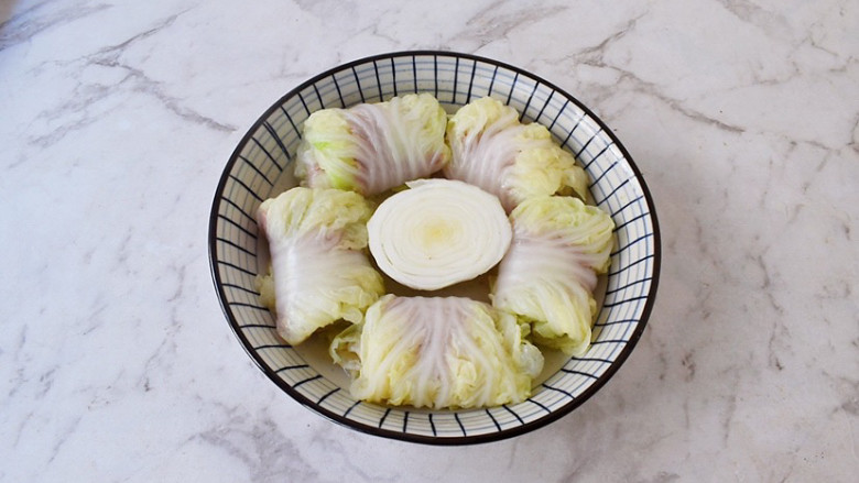 白菜卷肉,收口朝下,一个个包好围着盘中摆放好,再将白菜头放在中间