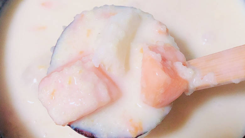 牛奶番薯粥,熬制成粘稠状,关火。