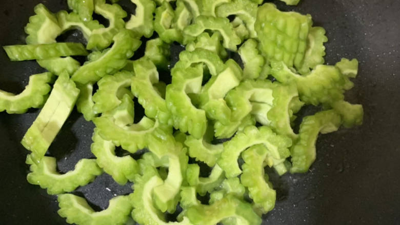 苦瓜炒腊肠片,加入苦瓜。