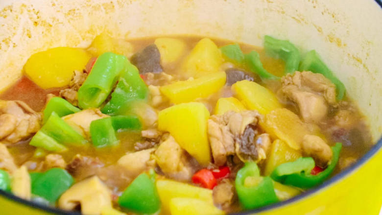 土豆香菇焖鸡,根据口味加盐,转大火烧至汤汁浓稠