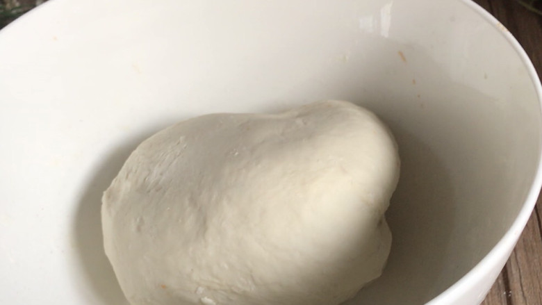 牛肉锅贴,这个时候再把面团揉匀,备用