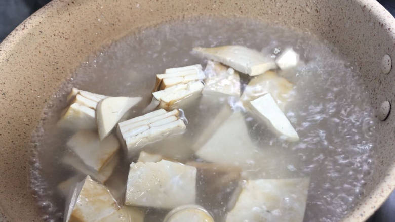 麻辣熏豆干,就着开水,放入熏豆干,拌匀煮沸
