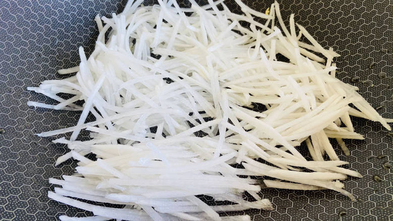 白萝卜炒鸡蛋,锅中留底油,放入白萝卜丝翻炒片刻