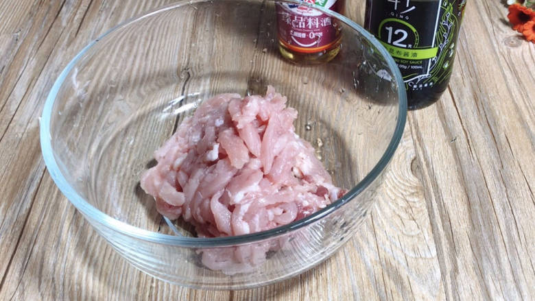 茼蒿炒肉丝,<a style='color:red;display:inline-block;' href='/shicai/ 429'>瘦肉</a>洗净切成薄片,再切成细丝,装入容器中