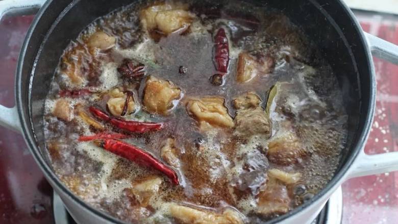 红烧羊肉煲,添入足够量的热水大火煮沸,改小火炖一小时左右。