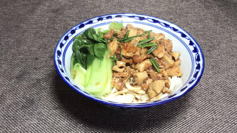 豆腐卤面,捞出装入面碗中,加入豆腐卤,撒上香葱