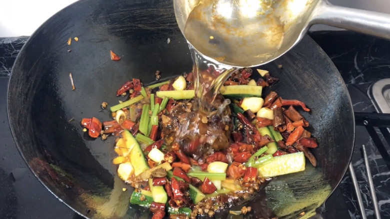 家庭版烤鱼制作方法,加入适量的清水