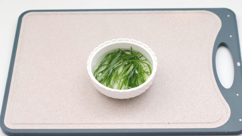剁椒鲫鱼,用葱叶切丝后,用淡盐水浸泡备用。