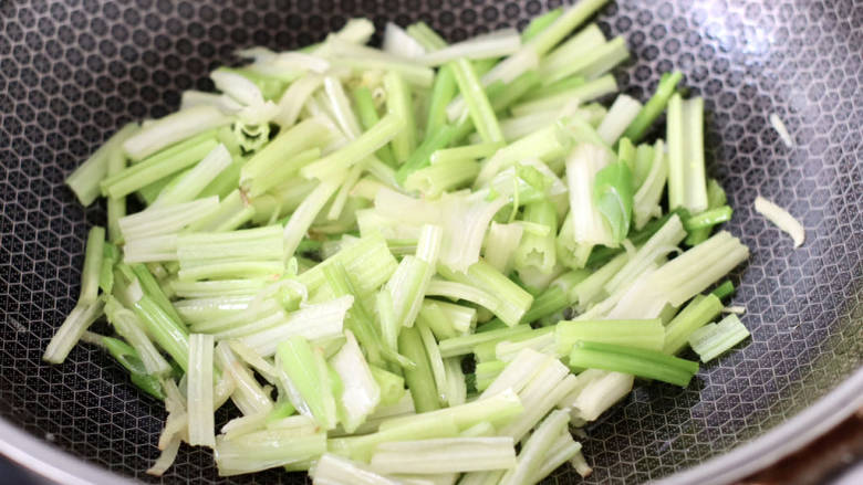 芹菜黄椒龙虾尾小炒,加入芹菜翻炒至断生。