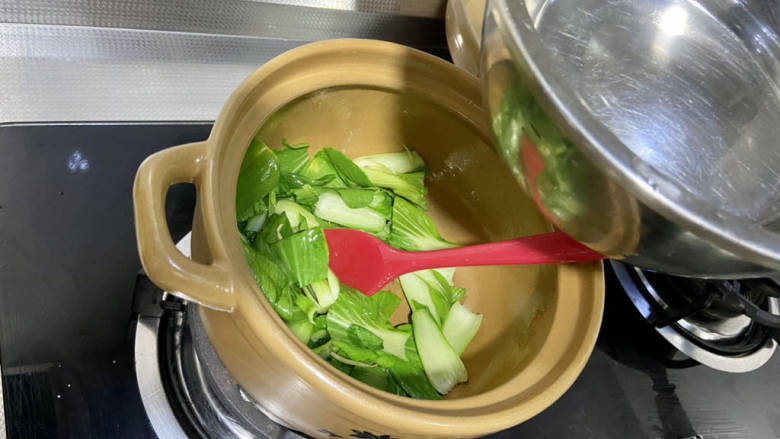 青菜猪肝汤,加入适量清水,煮开