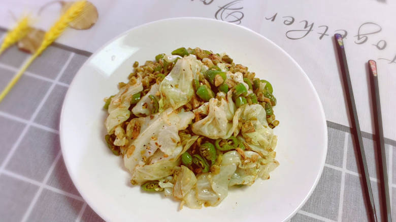 干煸圆白菜,装盘