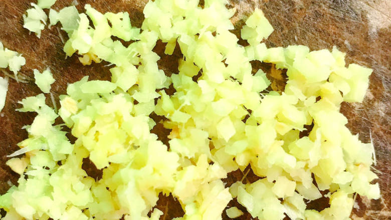 包菜猪肉饺子,<a style='color:red;display:inline-block;' href='/shicai/ 2800'>生姜</a>切碎