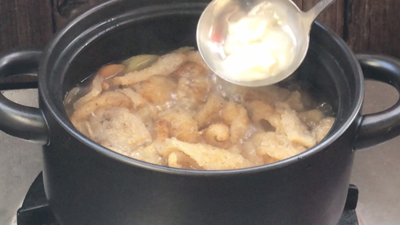 青番茄肉皮猪血汤,10分钟后,汤锅中加了<a style='color:red;display:inline-block;' href='/shicai/ 406'>猪油</a>,拌匀煮沸