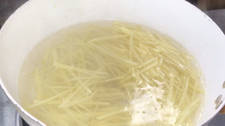 黄瓜炒土豆丝,起锅烧开水,放入土豆丝,拌匀