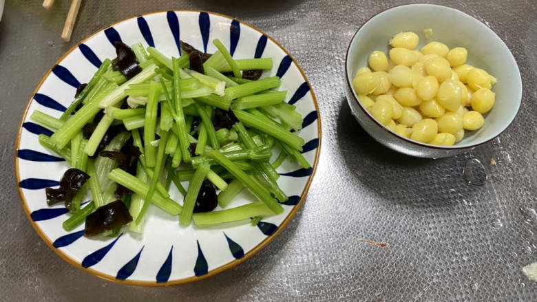 炒白果芹菜,芹菜油盐水焯水更加翠绿,木耳焯水后下锅可以避免炸锅,白果提前焯水,可以缩短炒制时间也减少一些毒素