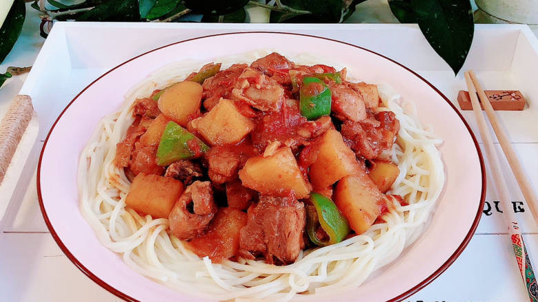 大盘鸡拌面,味道绝不输饭店哟,吃起来吧。