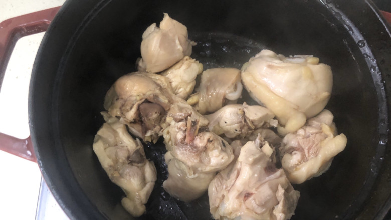 土豆香菇焖鸡,锅烧热➕油,放入鸡块翻炒。