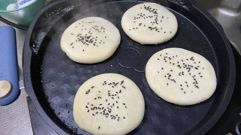 糖酥饼,表面其他清水或者蛋黄液都可以,再撒上一些芝麻,加盖,烙5分钟
