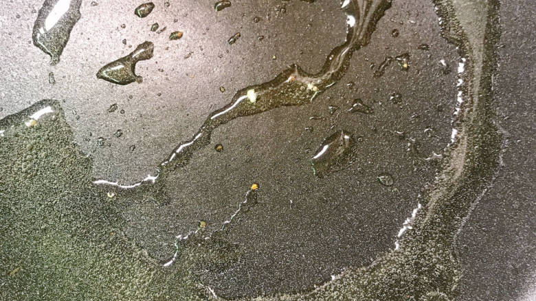 蒜苗炒牛肉,锅中放油烧热